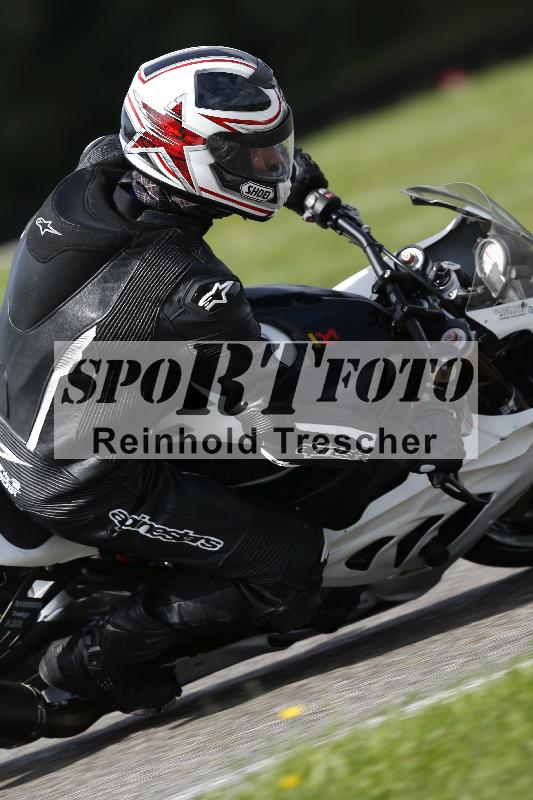 /53 16.09.2025 Track Day Domi Aegerter ADR/Gruppe gruen/backside